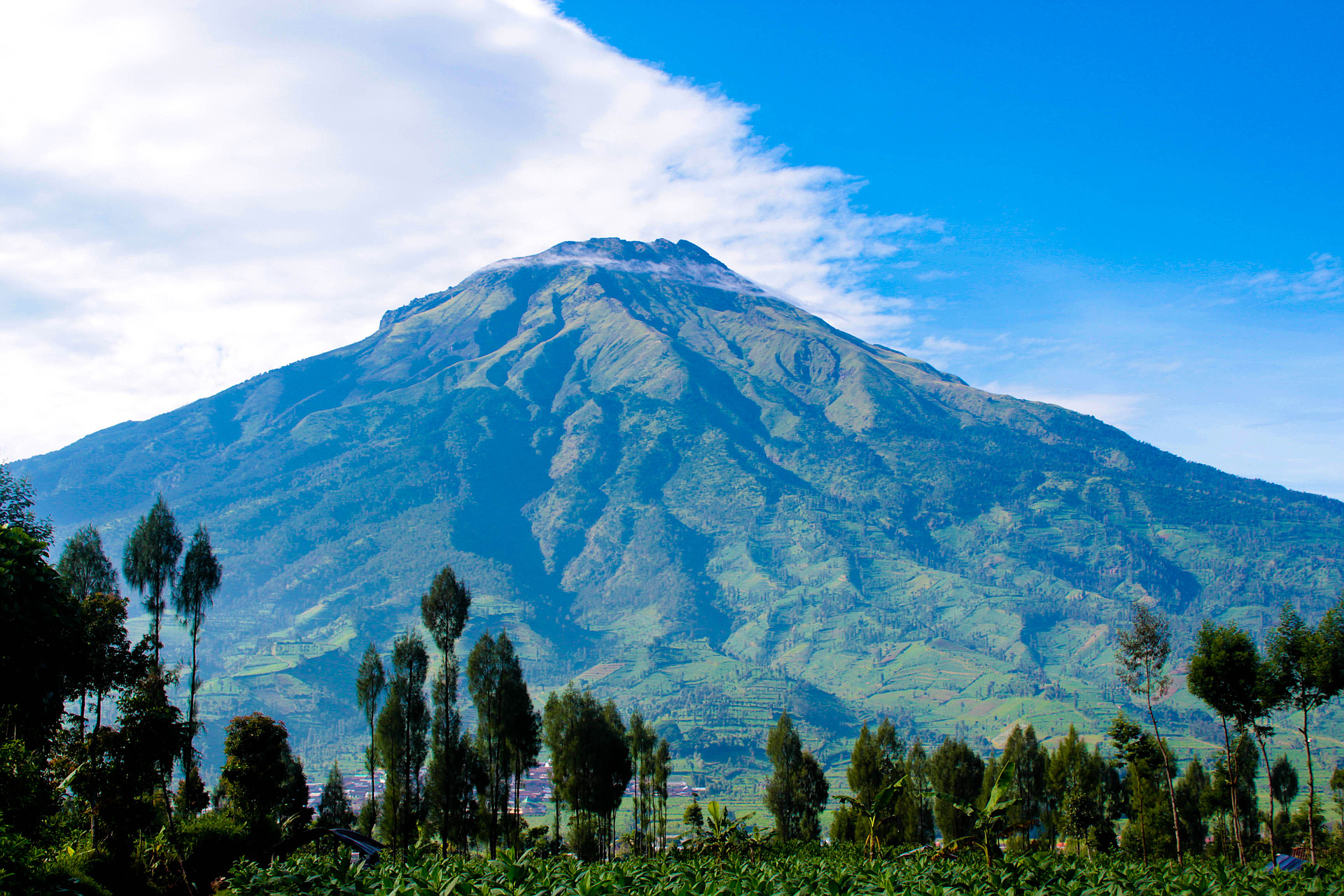 Menyingkap Rahasia Geologi Sang Raksasa: Mengenal Sumbing Lebih Dekat